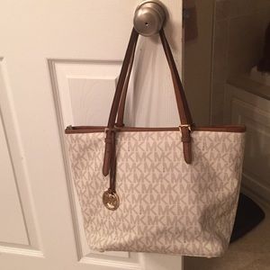 Michael Kors tote 4 interior pockets 1  zippered